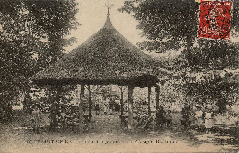Ce kiosque se trouvait derrière la cascade.